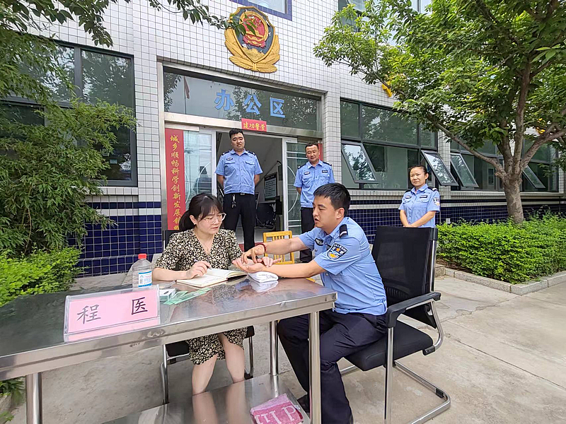 端午節(jié)醫(yī)生警屬進警營為民警義診